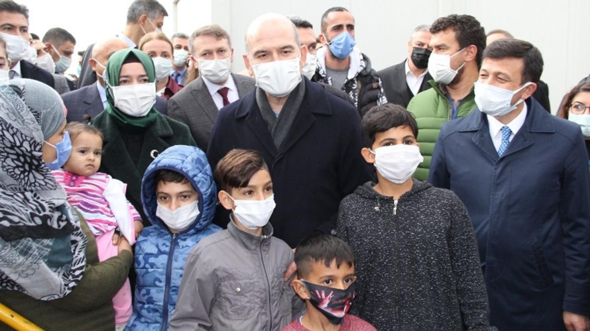 Bakan Soylu, konteynerde kalan zmirli depremzedeleri ziyaret etti