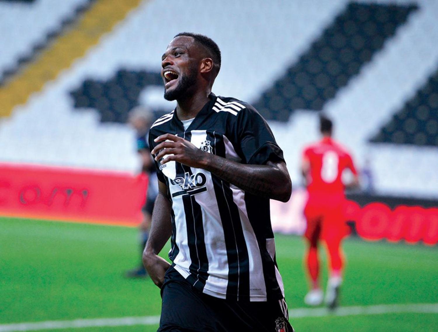 Larin: Sol a��kta oynamaya al��t�m