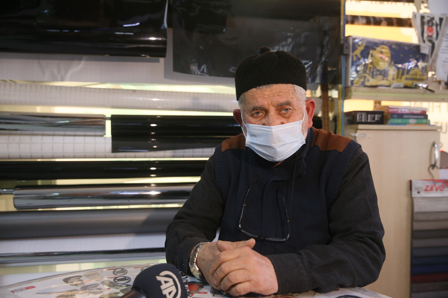 Ya�l� adam eczane �al��an� taraf�ndan darp edildi