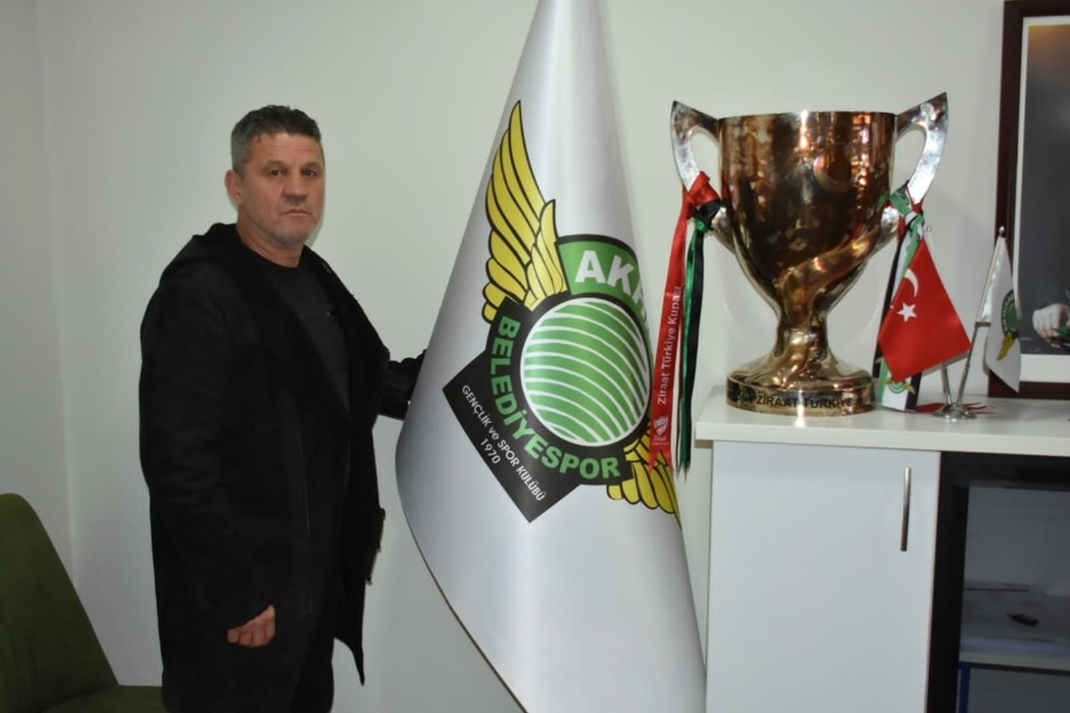 Akhisarspor'un yeni hocas� belli oldu