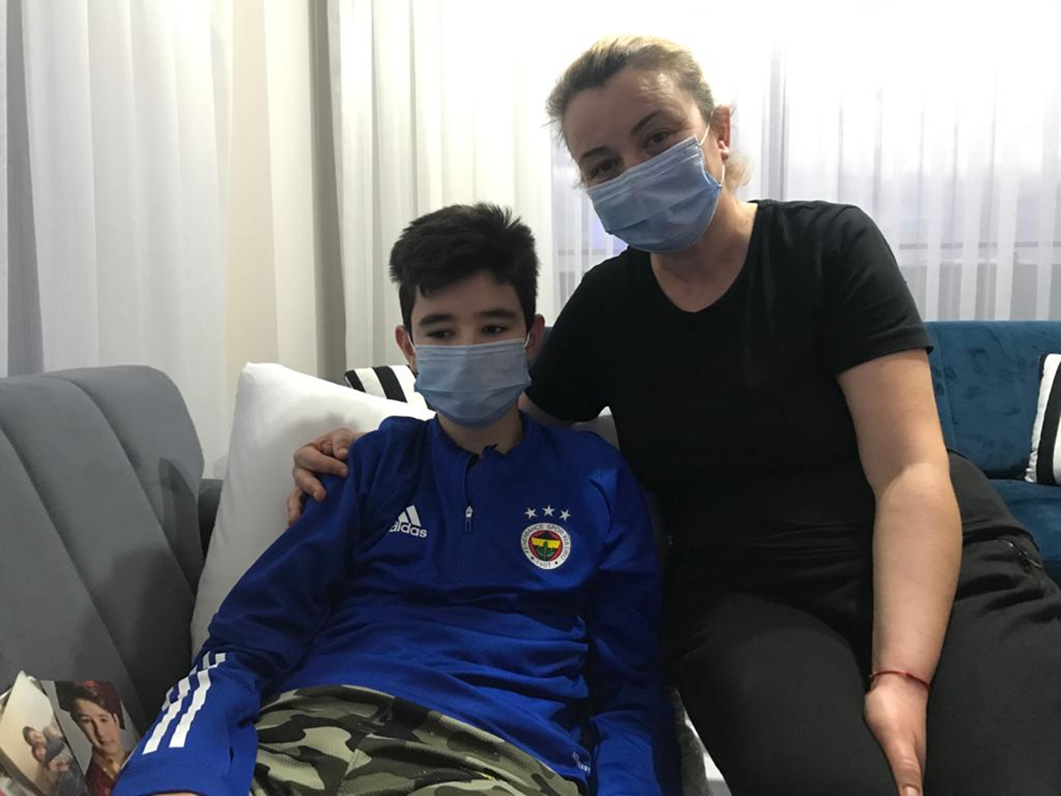 Enkaz alt�ndan 10 saat sonra ��kar�lm��t�... G�nay 'ilk ad�mlar�n�' att�