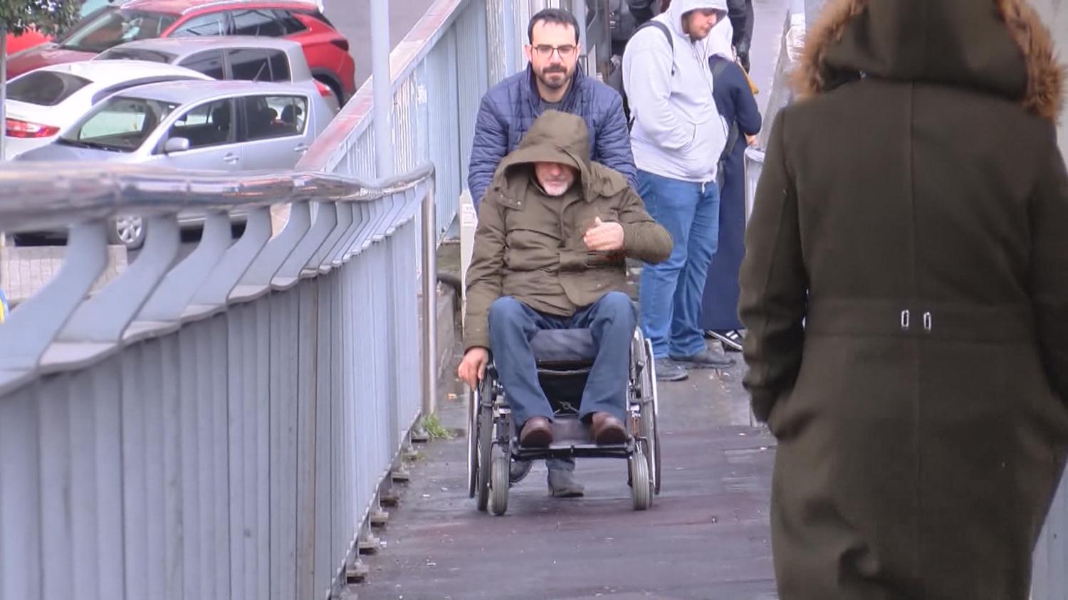 Metrob�s dura��nda engellilerin asans�r �ilesi s�r�yor