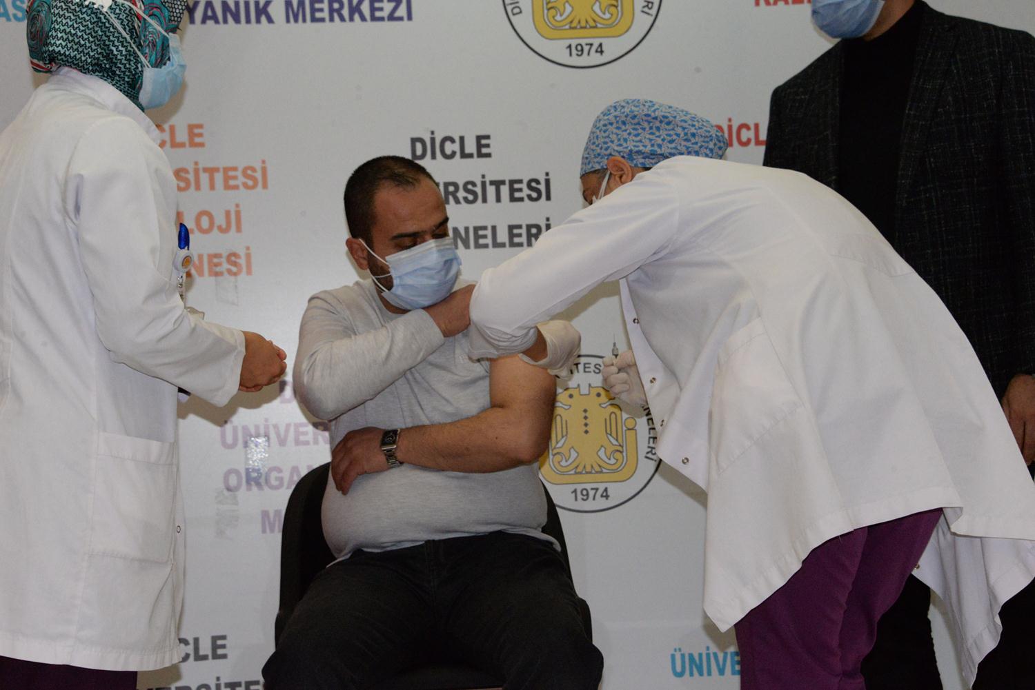 Uzmanlar a��klad�: Kovid-19 a��s� yapt�ran ki�i vir�s bula�t�rmaz