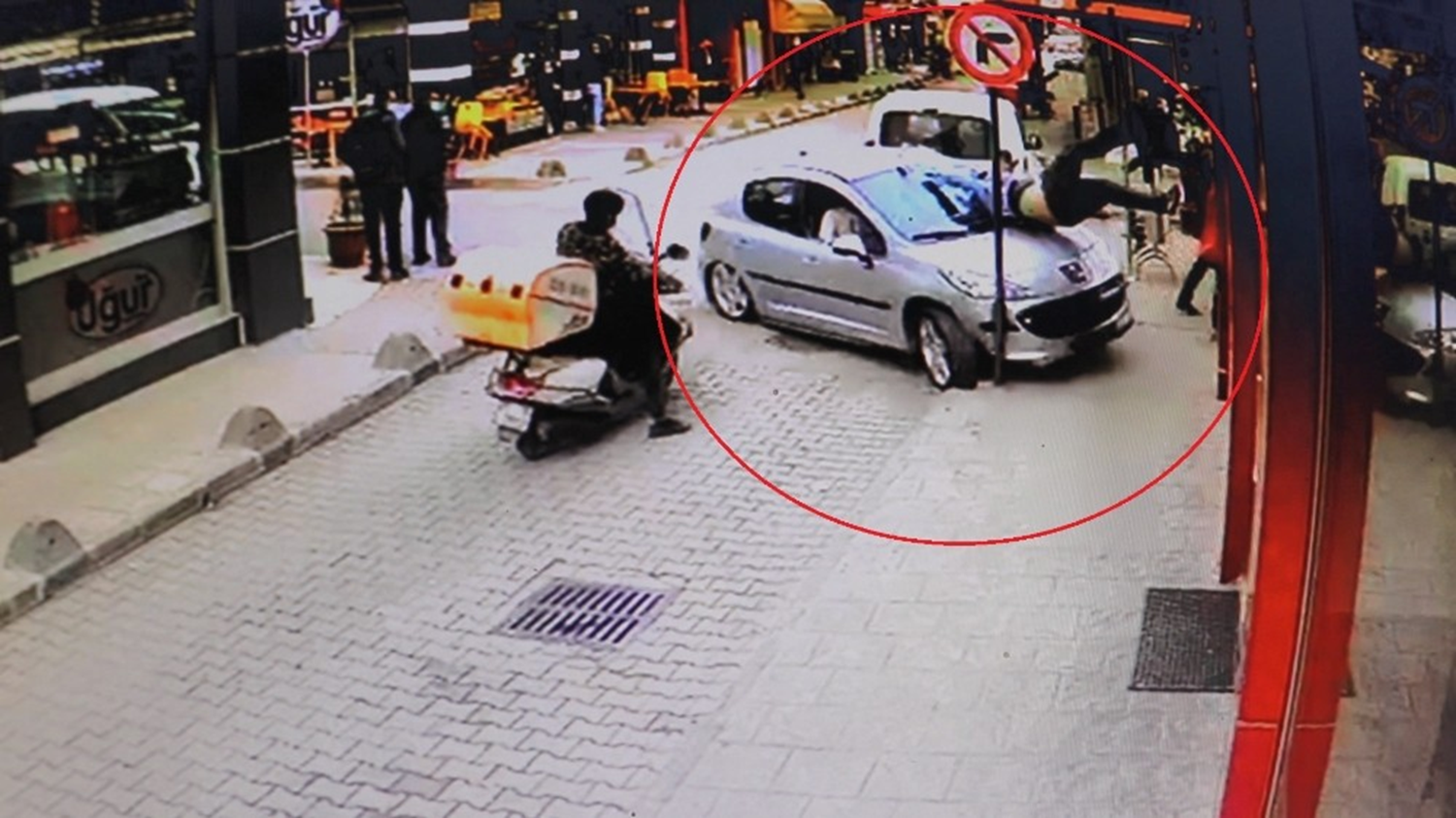 Korkun� kaza! Kontrolden ��kan araba �arpt��� yayay� da �n�ne kat�p restorana dald�