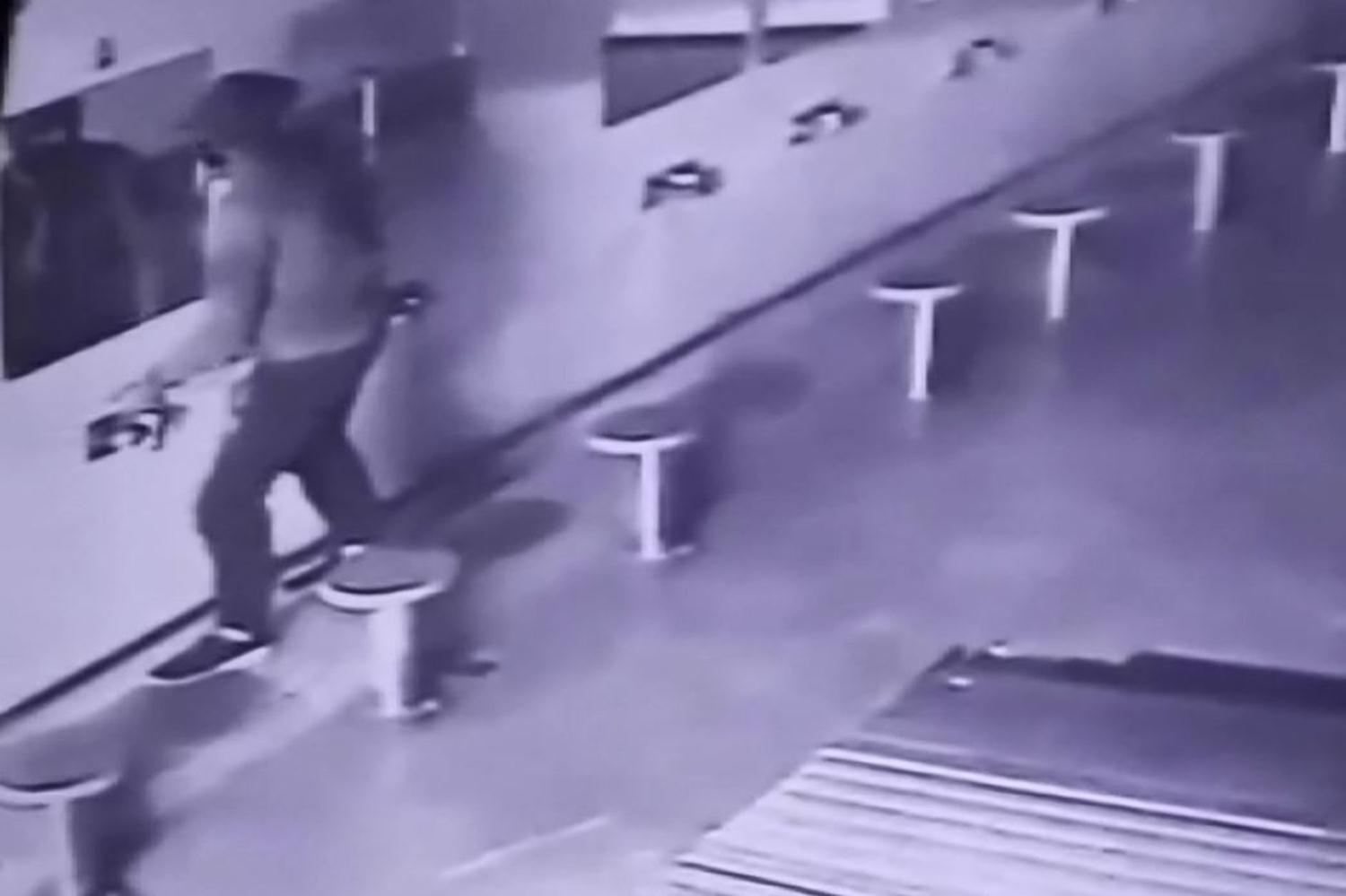 Cami musluklar�n� �alan h�rs�z g�venlik kameralar�na yakaland�