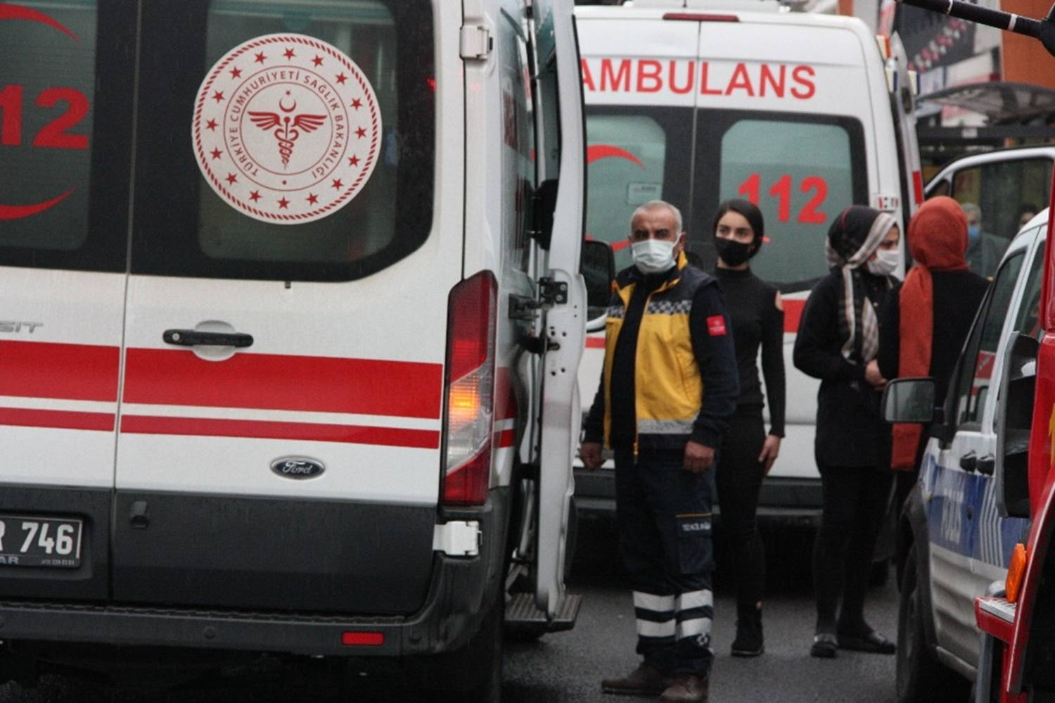 Gelinlik�ide yang�n pani�i! 7 kad�n dumandan etkilendi