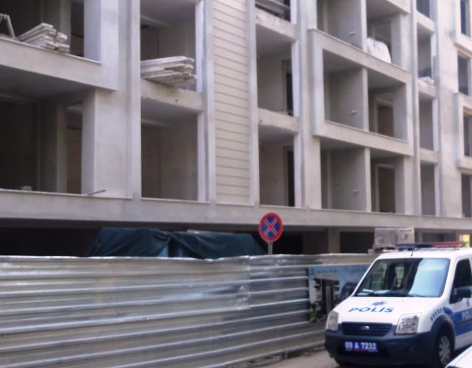 Koronavir�s testi pozitif ��kan i��i in�aatta �al���rken yakaland�