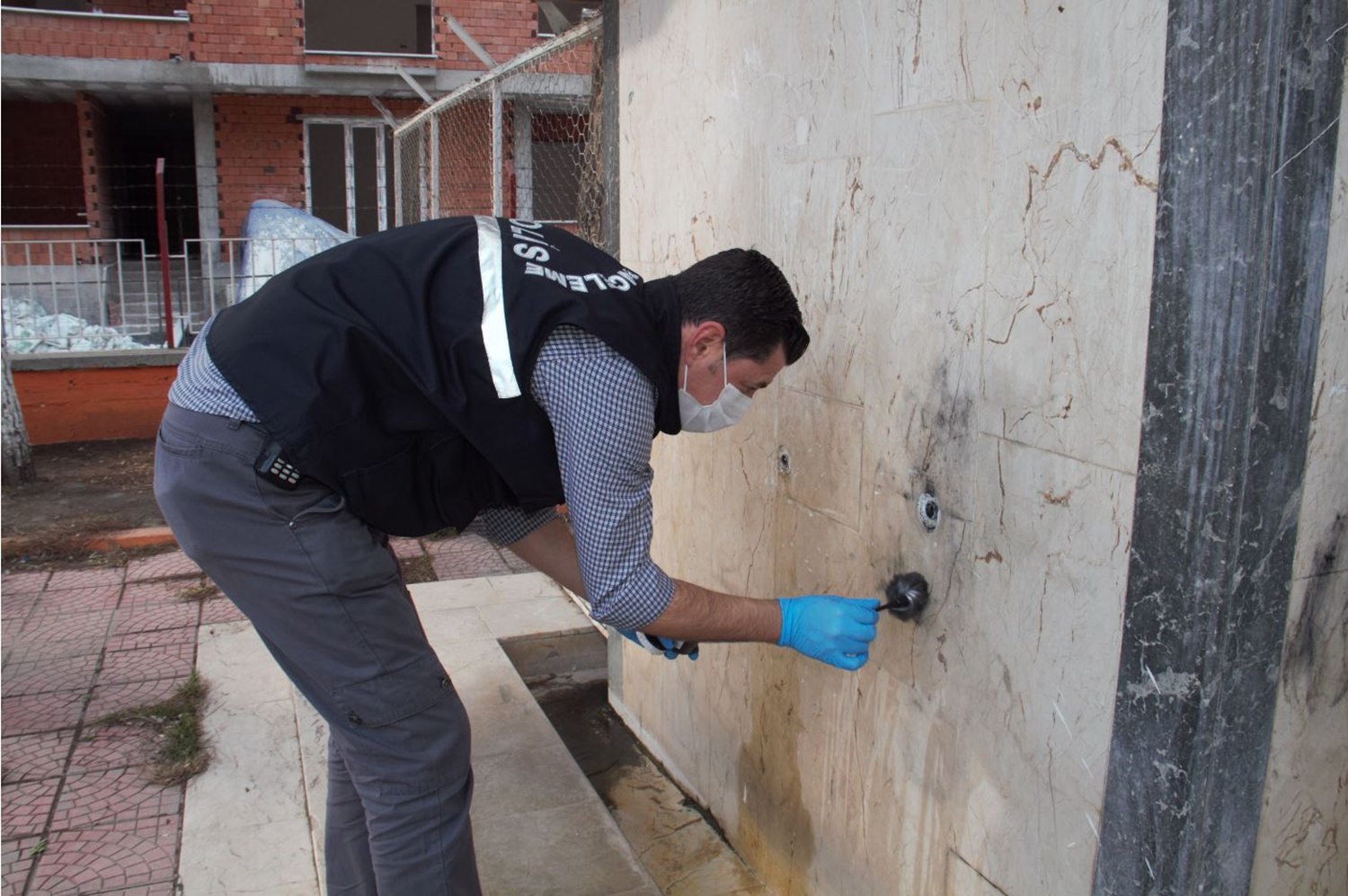 Okul bah�esindeki musluklar� �ald�lar