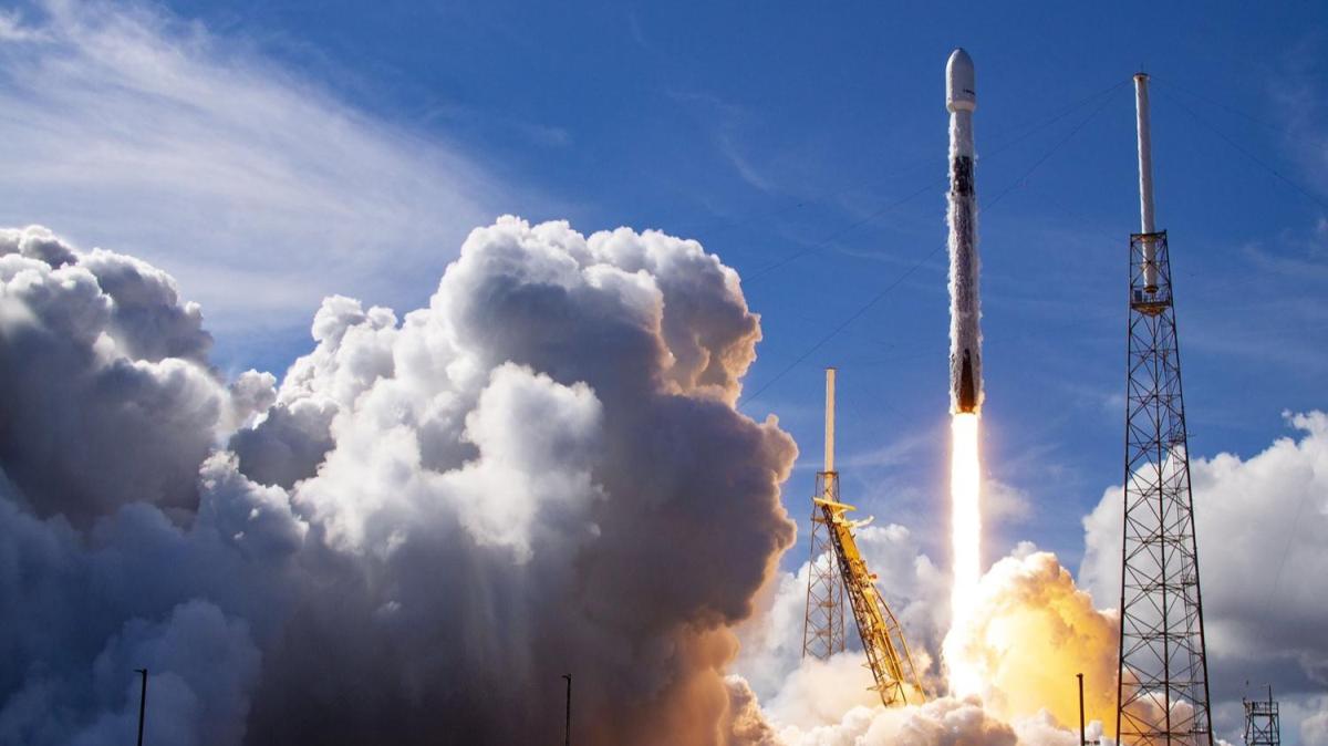 SpaceX, SiriusXM uydusunu baaryla uzaya frlatt 