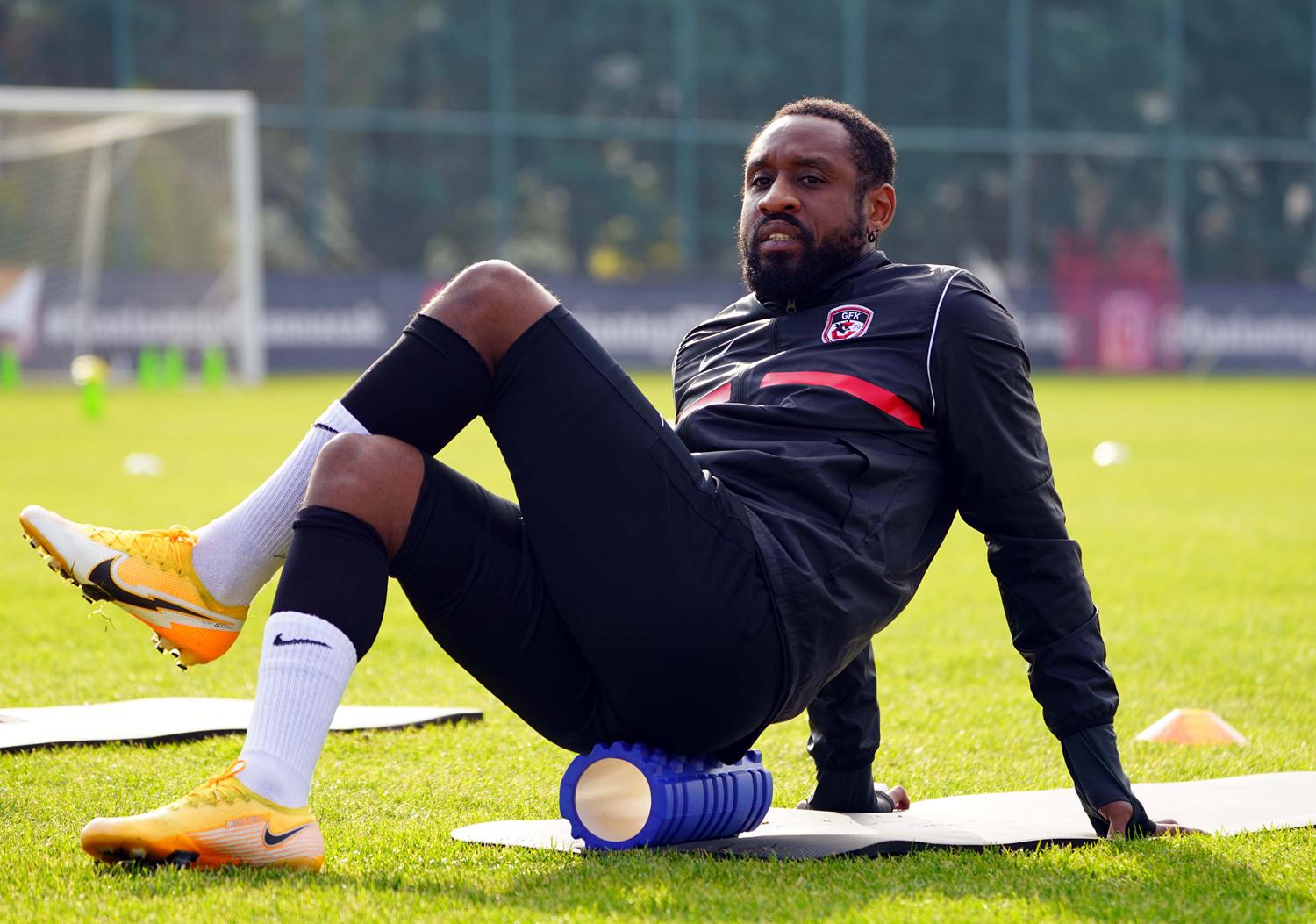 Kana Biyik'tan hocas� Sumudica'ya �vg�