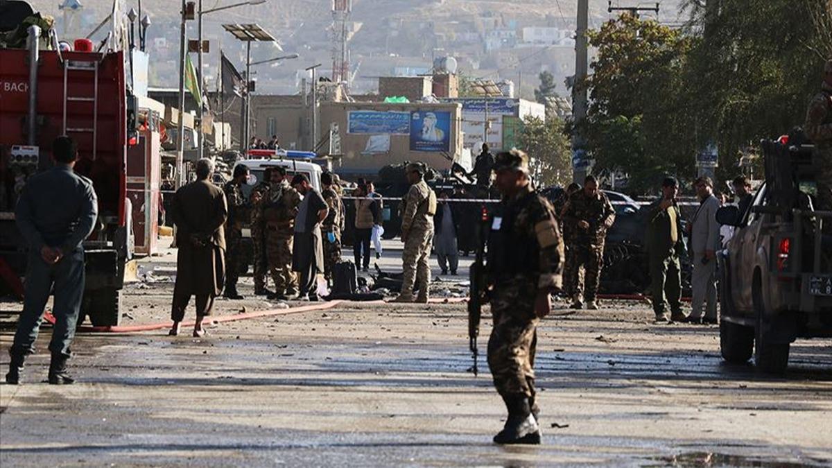 Afganistan'n iki kentinde bombal saldr: 1 l 