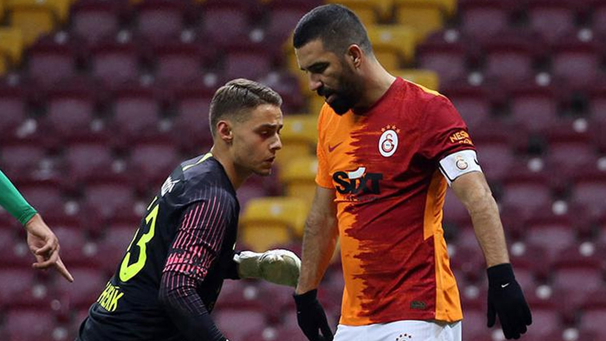 Arda Turan ma� sonu taraftar ile tart��t�