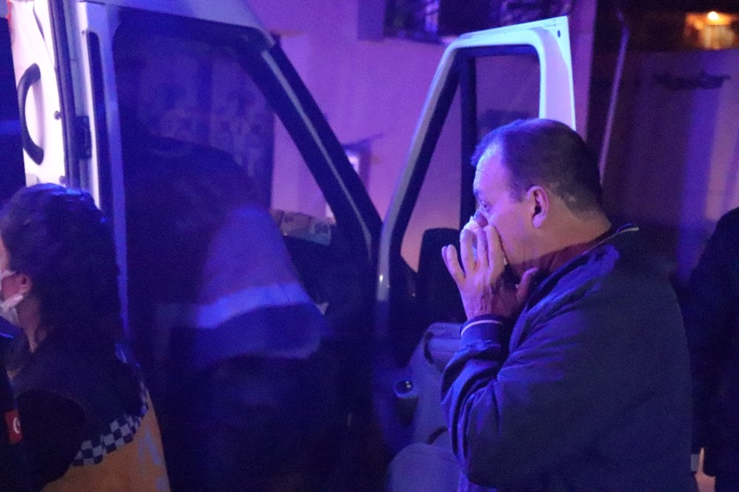 Bah�ede ate� yakan ya�l� adam� kom�ular� ta� atarak uyard�