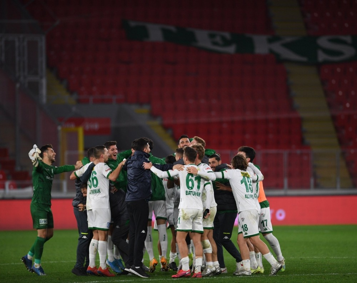 Bursaspor'un gol y�k�n� Batuhan K�r ve Ali Akman �ekiyor
