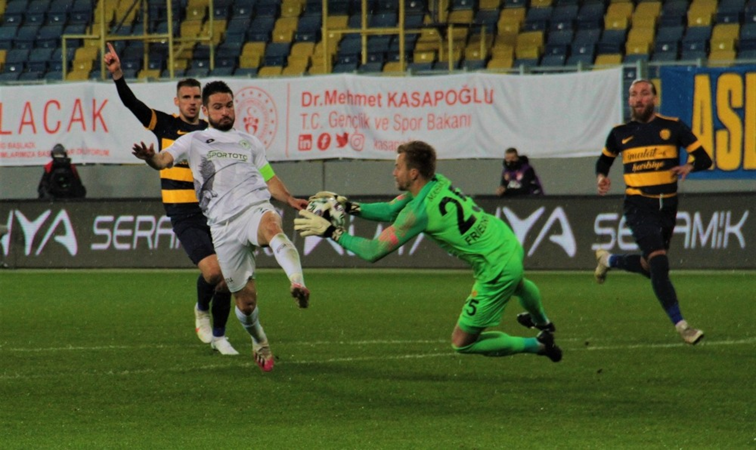 G�khan Akkan'� satmay� d���nen Rizespor, Brezilyal� kalecinin pe�inde