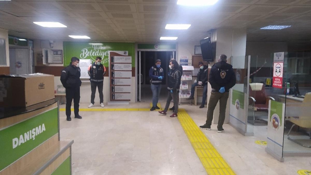 Adana'da Ceyhan le Belediyesine rvet operasyonu: Grevden alnan CHP'li bakan gzaltnda