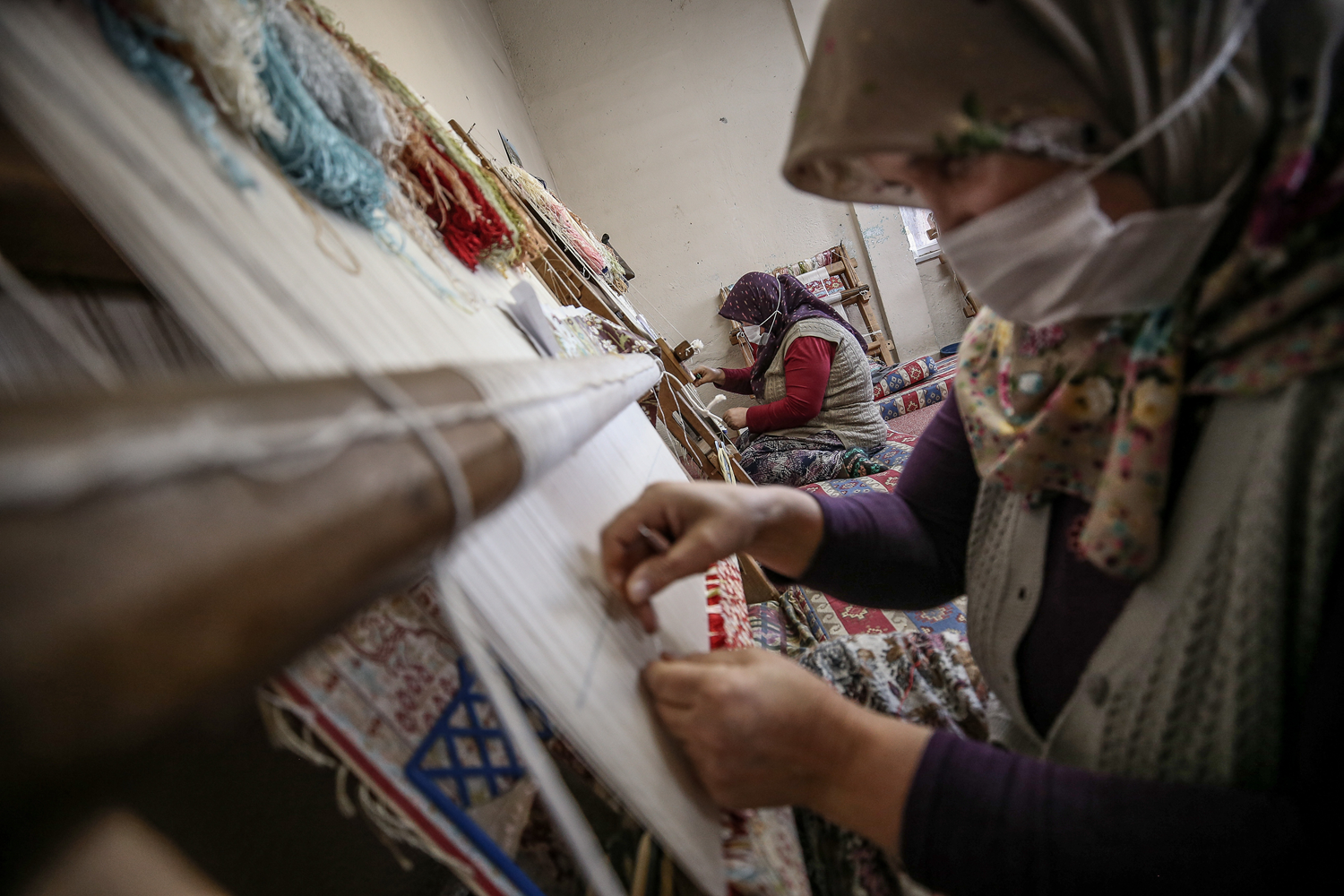 Geleneksel y�ntemler gelecek nesillere aktar�l�yor, ipek hal�lar d�nyay� hayran b�rak�yor
