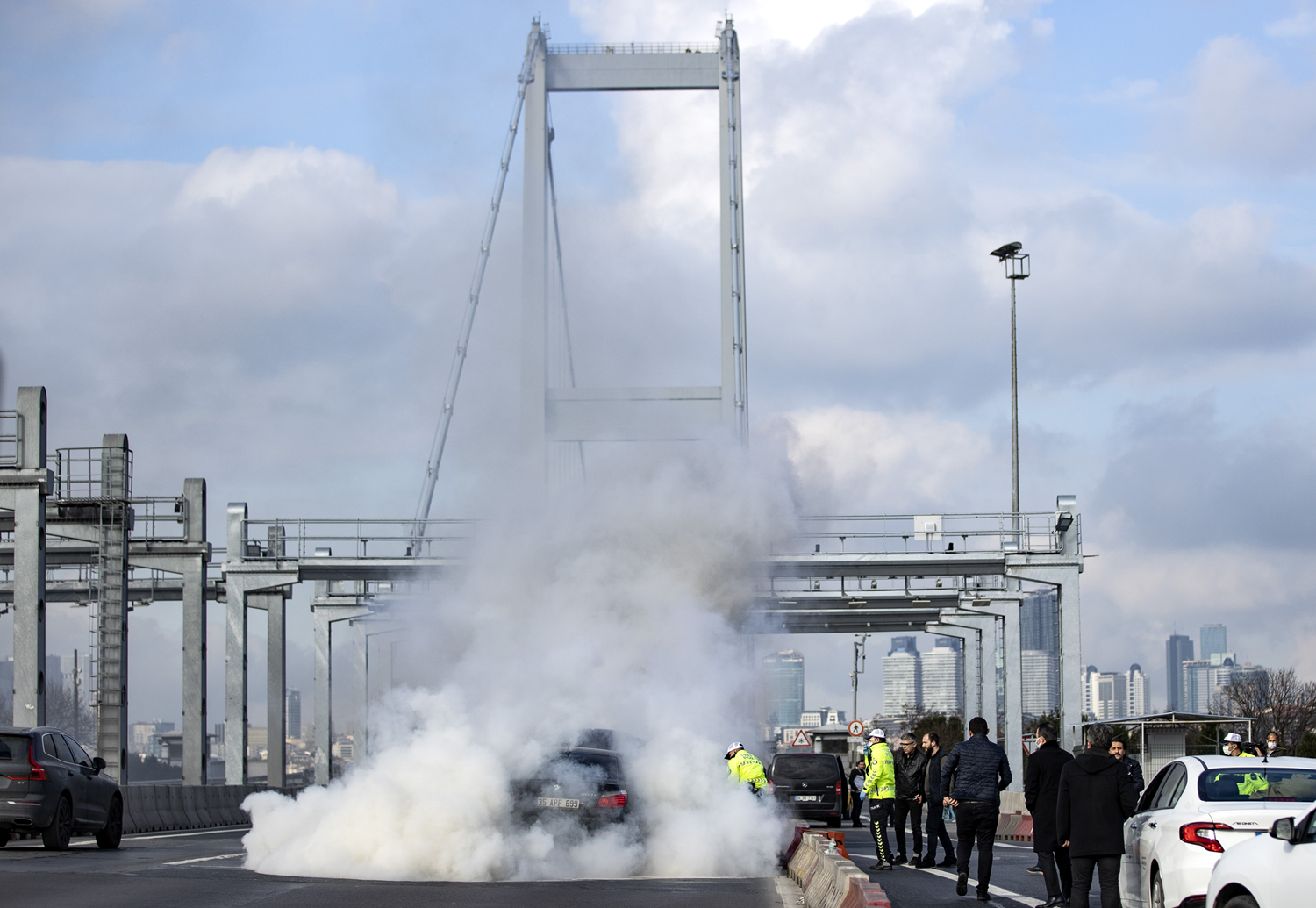 Seyir halindeki ara� 15 Temmuz �ehitler K�pr�s�'nde alev ald�