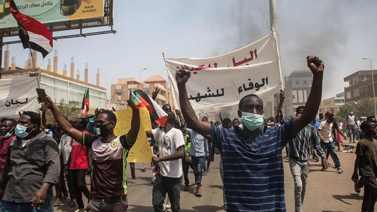 Sudan'da hkmetin istifas istendi
