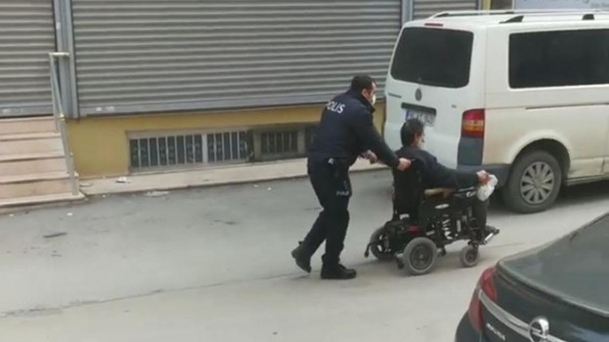 Tekerlekli sandalyesinin arj biten vatandann imdadna polis yetiti