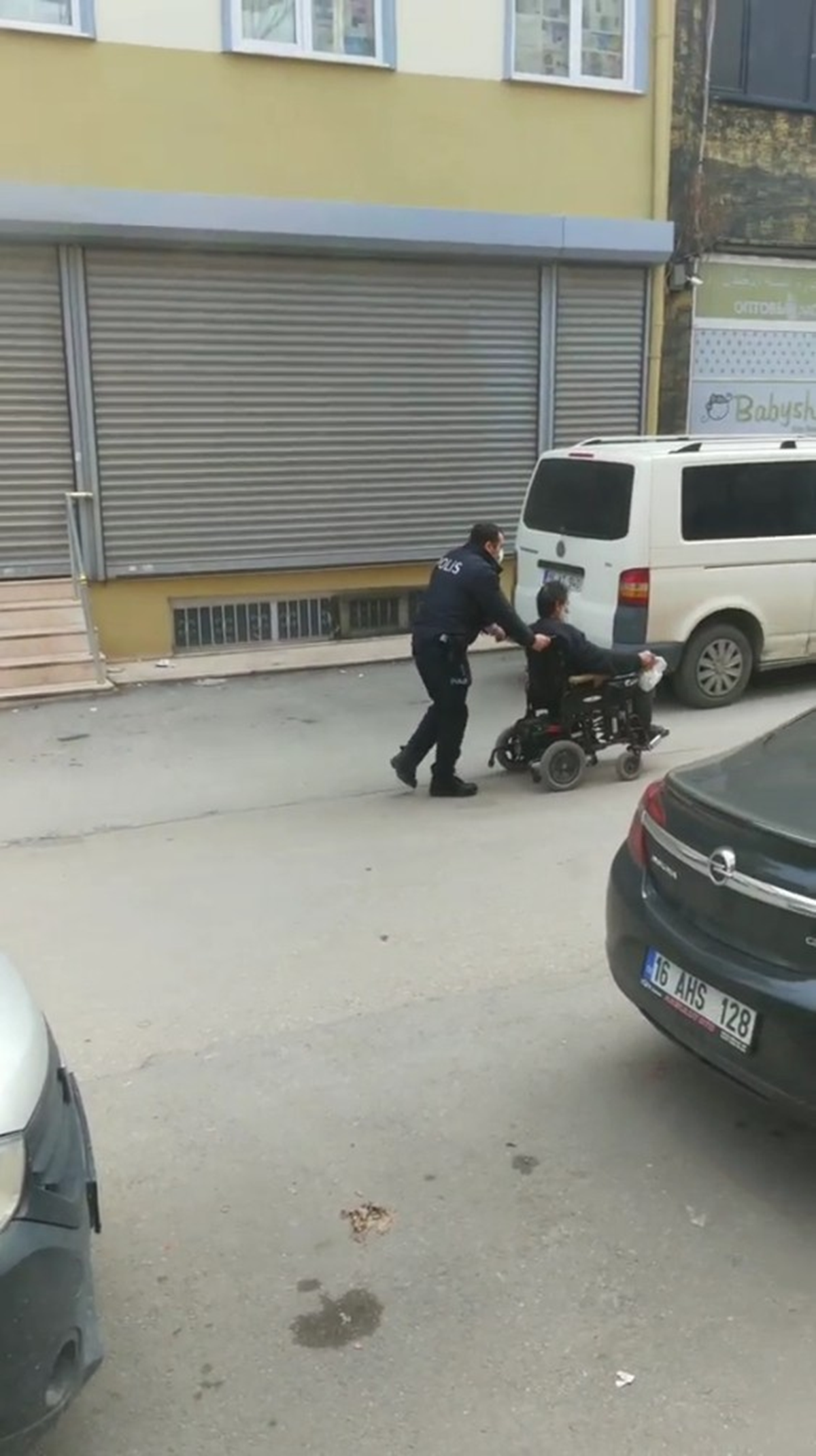 Tekerlekli sandalyesinin �arj� biten vatanda��n�n imdad�na polis yeti�ti