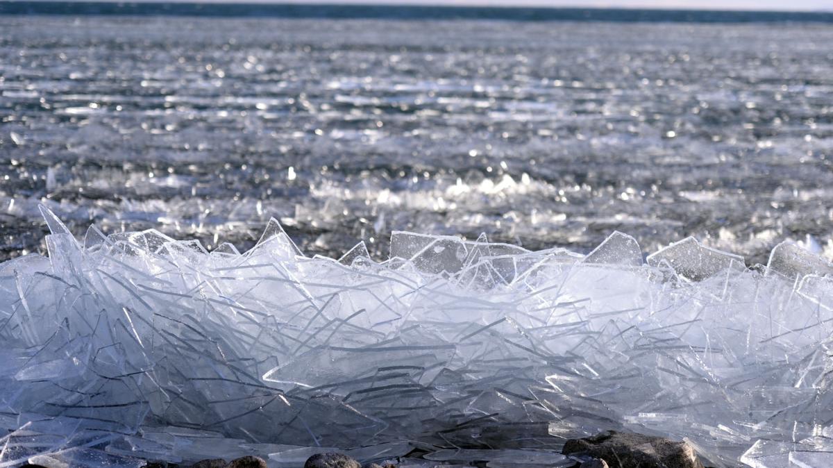 Donan ldr Gl'nde dalgalarn krd ince buz paracklar grsel len oluturuyor