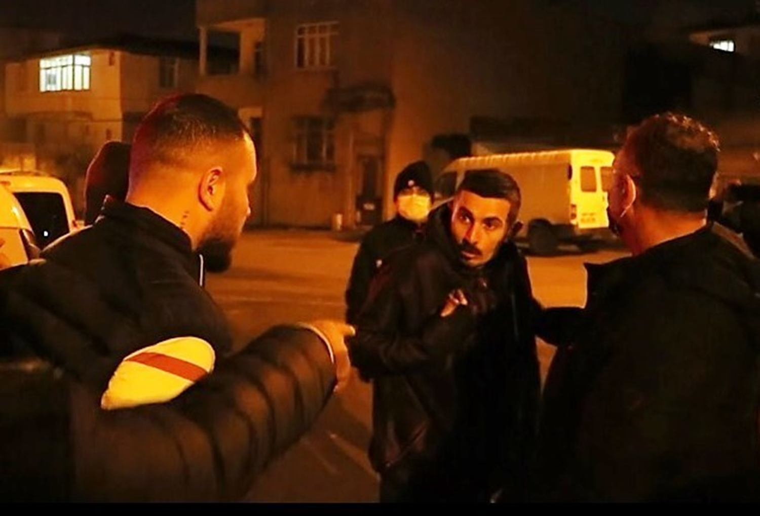 Polis arac�na �arp�p ka�mak isteyen 4 ki�inin '�of�r bendim' tart��mas�