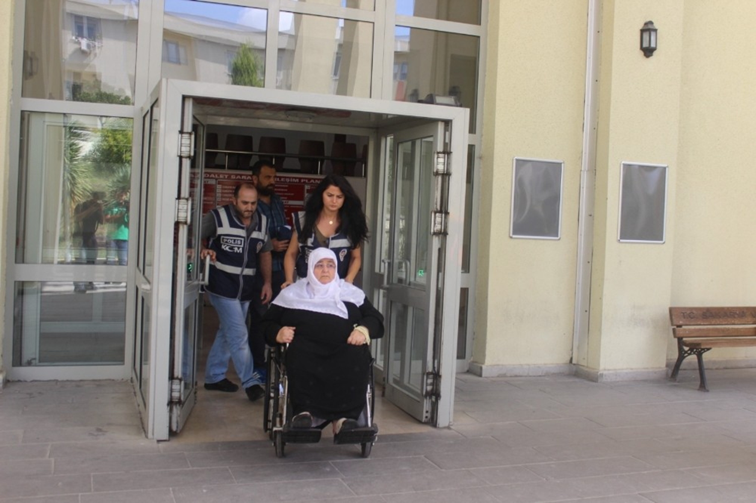 Firari FET�'c� Adil �ks�z'�n ka�mas�nda kay�nvalidesinin b�y�k rol oynad��� belirlendi