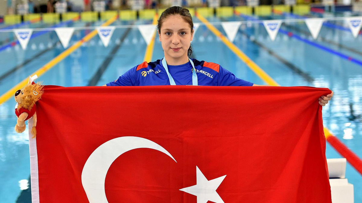 Milli y�z�c� Merve Tuncel d�nya rekoru k�rd�