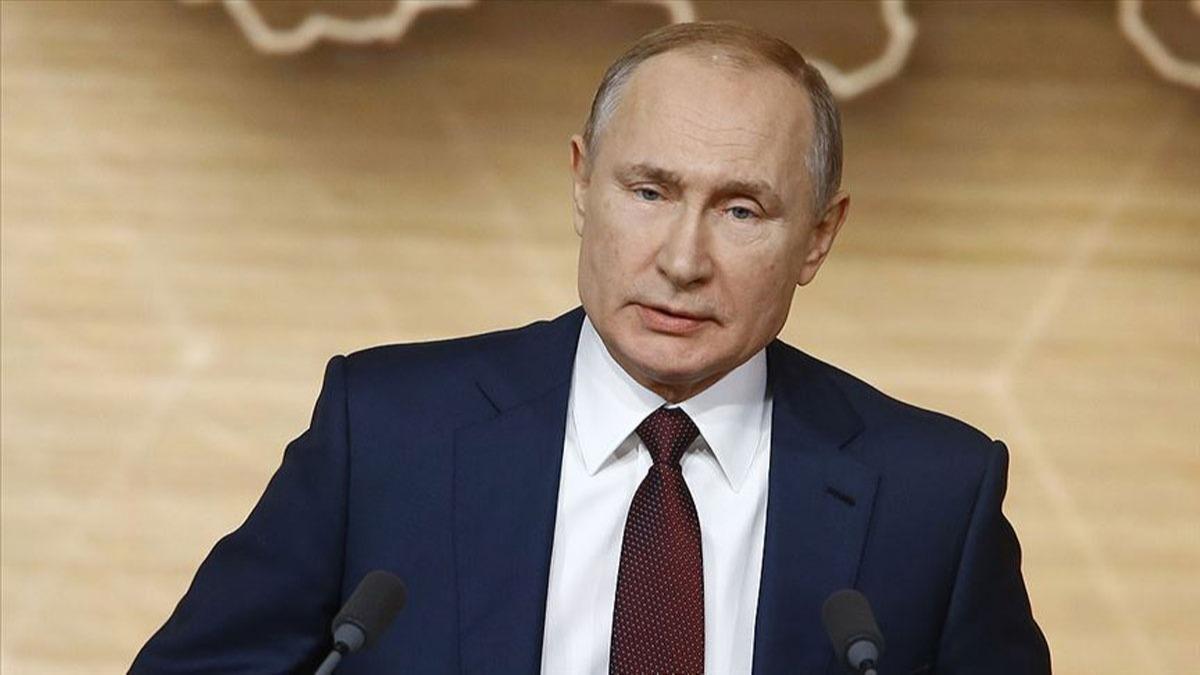 Putin, eski devlet bakanlarna mr boyu senatrlk hakk veren yasay imzalad