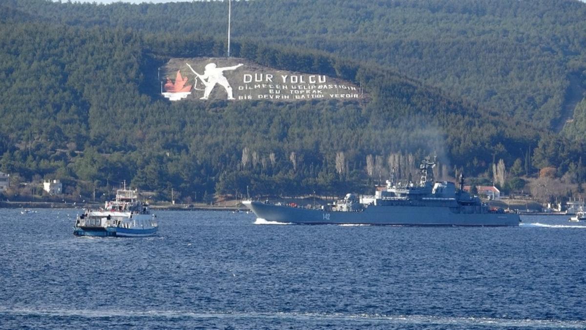 Rusya'ya ait sava gemisi anakkale'den geti