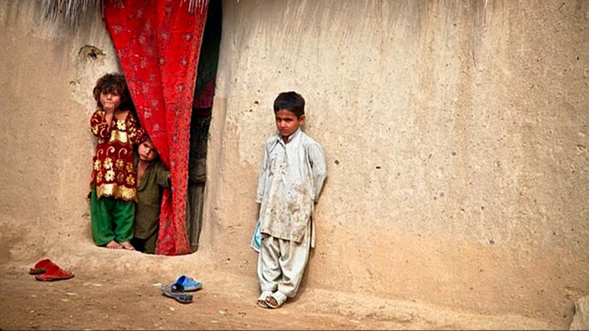 Afganistan'da insanlk dram: Alktan aa yapra yiyen ocuklar zehirlendi