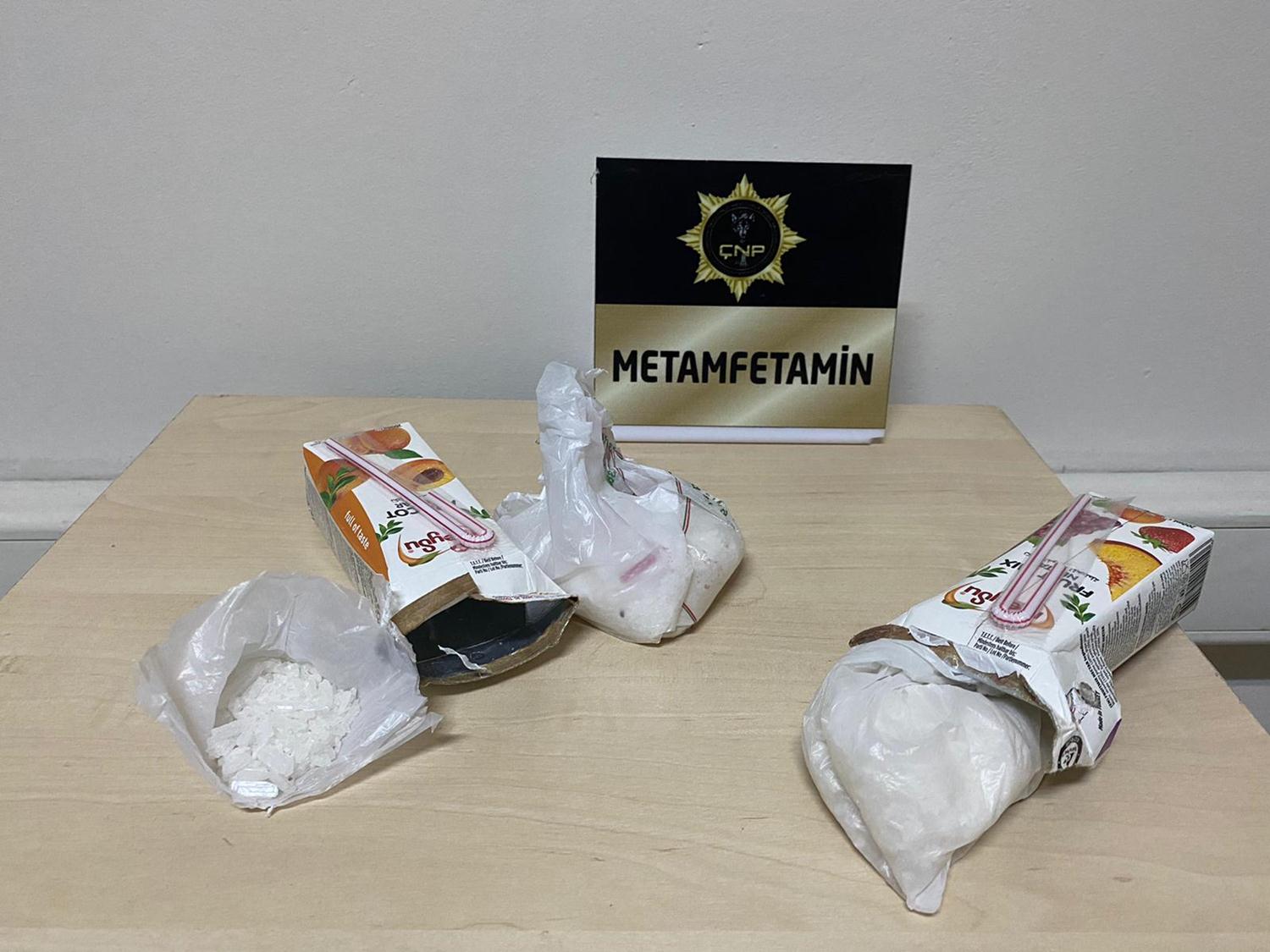 Meyve suyu kutular�nda gizlenmi� 200 gram metamfetamin ele ge�irildi