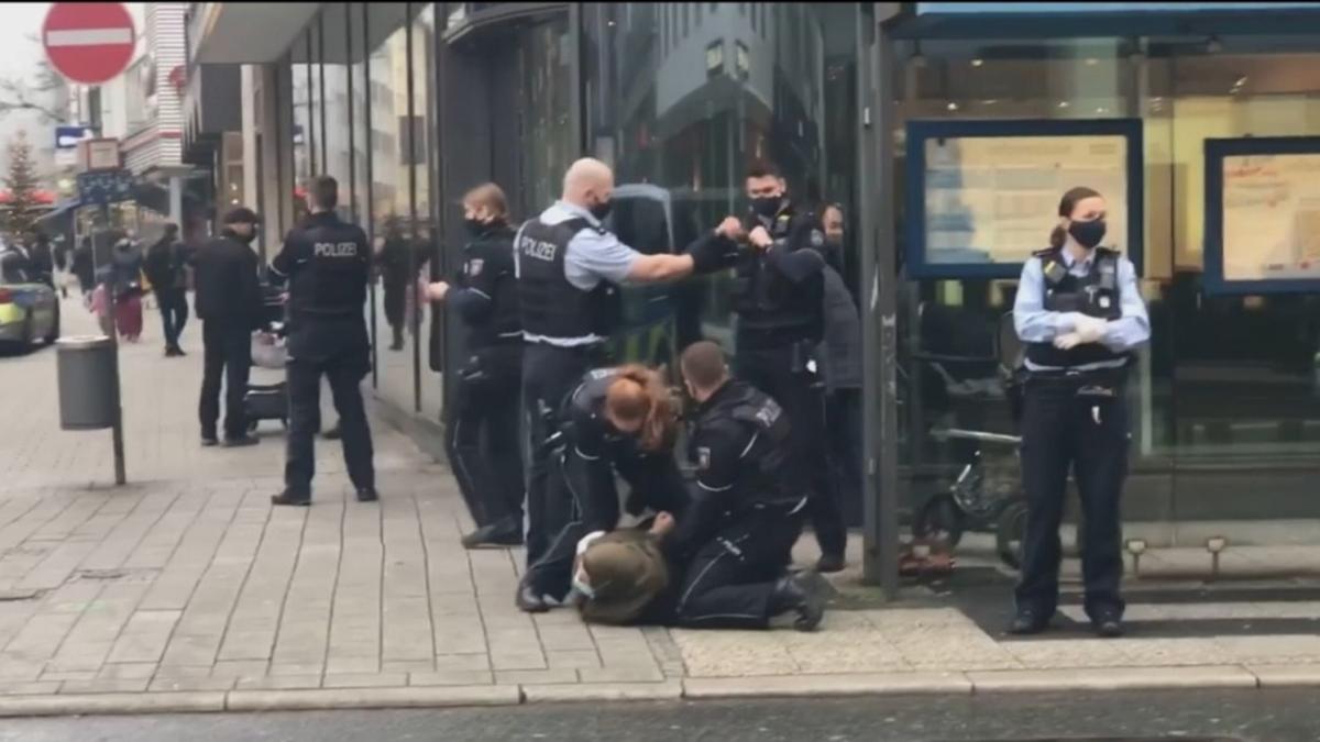 Almanya'da bartl kadna polis iddeti! lkede infiale neden oldu
