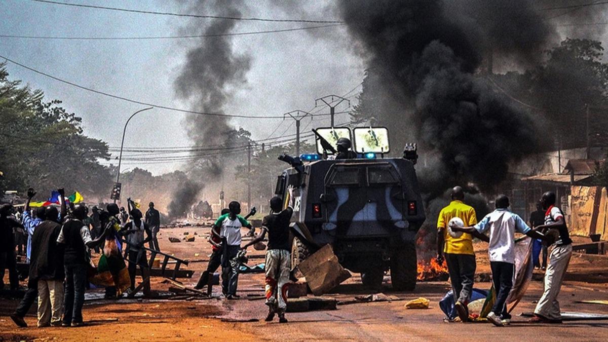 Orta Afrika Cumhuriyeti'nde isyanclar meydanlar sava alanna evirdi