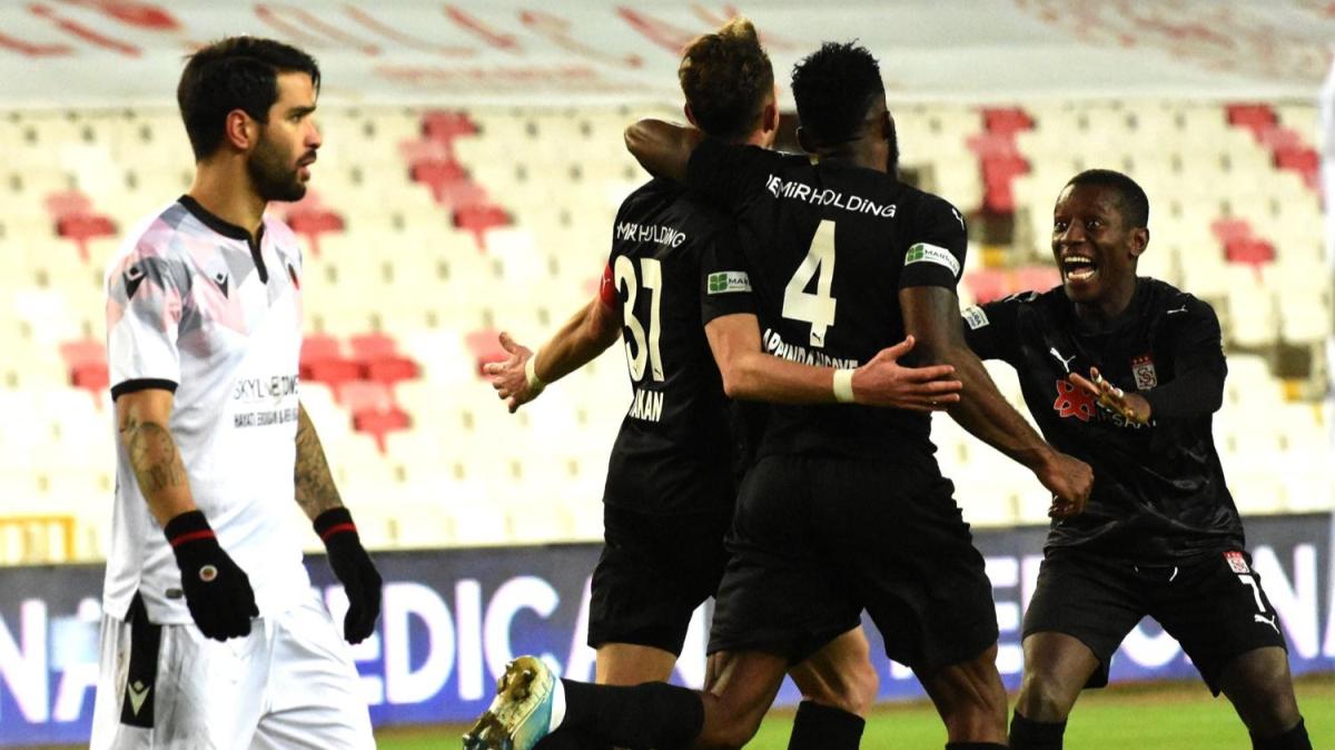 Sivasspor 3 puan 3 golle ald