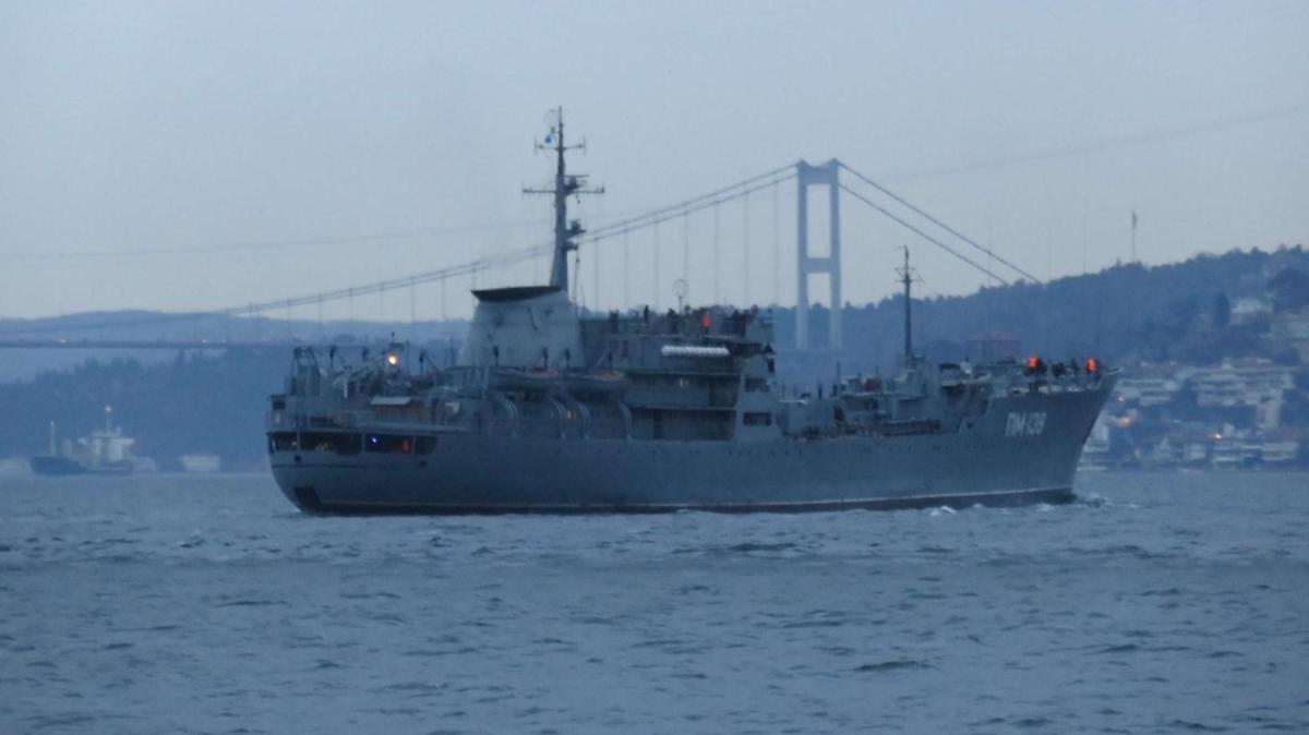 Rusya'ya ait 'PM-138' borda numaral sava gemisi boazdan geti