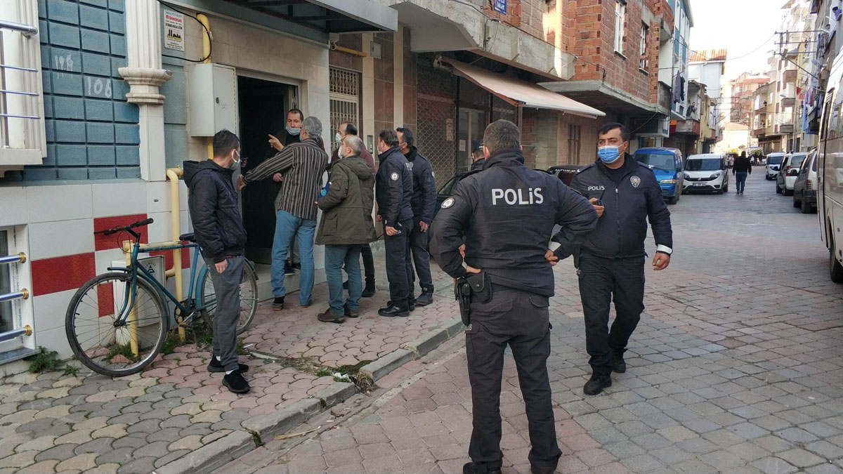Damad�n babas� alt�nlar� isteyen k�z taraf�na kur�un ya�d�rd�