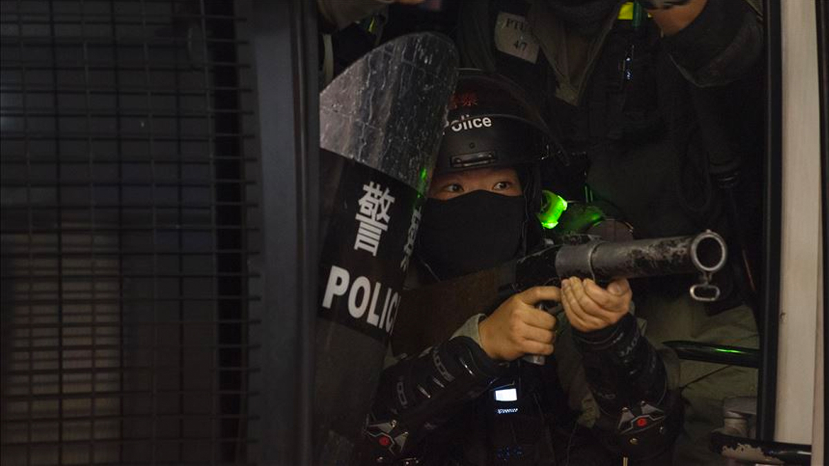 Hong Kong polisi 30 firarinin pe�inde