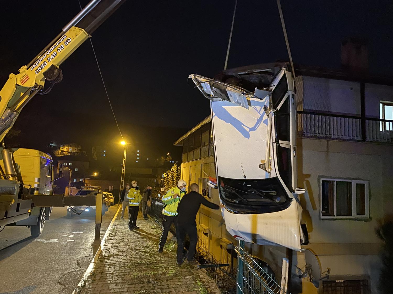 Kontrolden ��kan otomobil, binan�n bah�esine u�tu