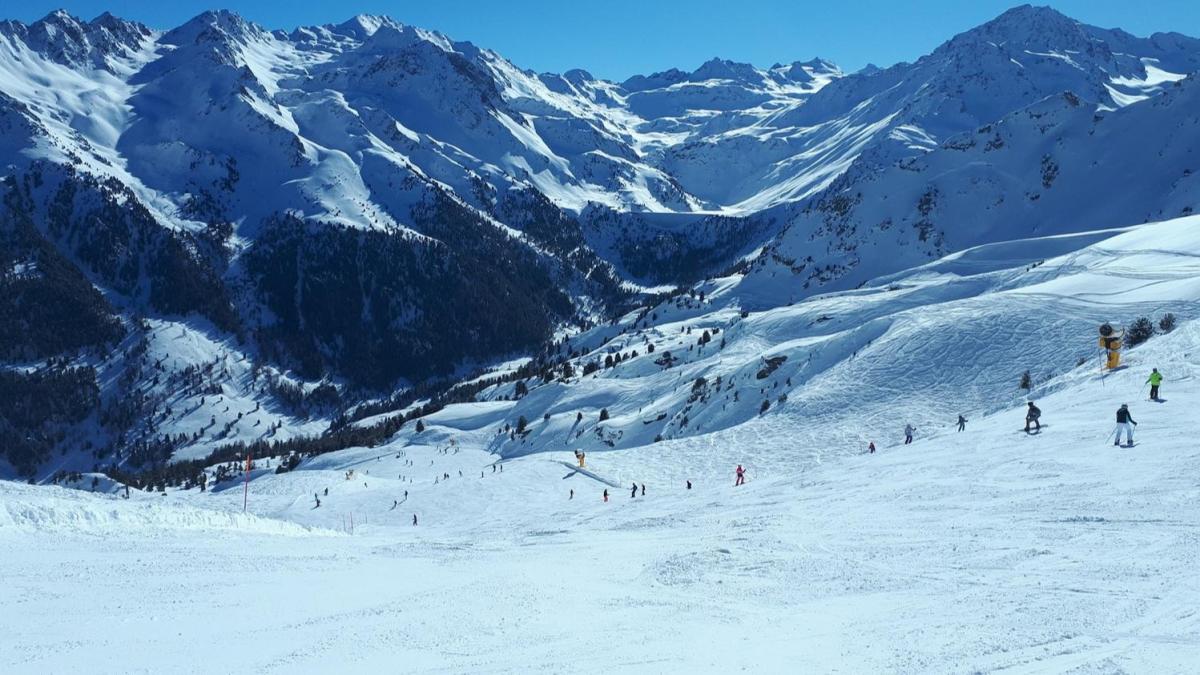 svire'ye kayak yapmaya giden 200 ngiliz turist otelden kaarak zorunlu karantinay deldi