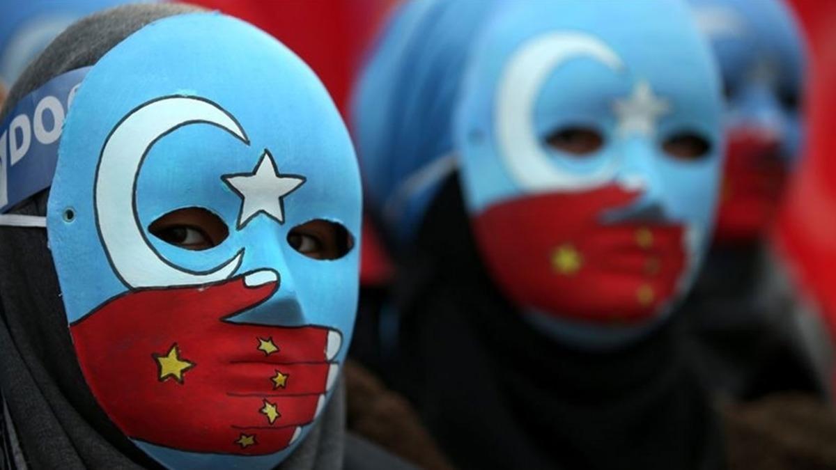 in'in Uygurlara zulm devam ediyor! Toplama kamplarnda zorunlu iilik
