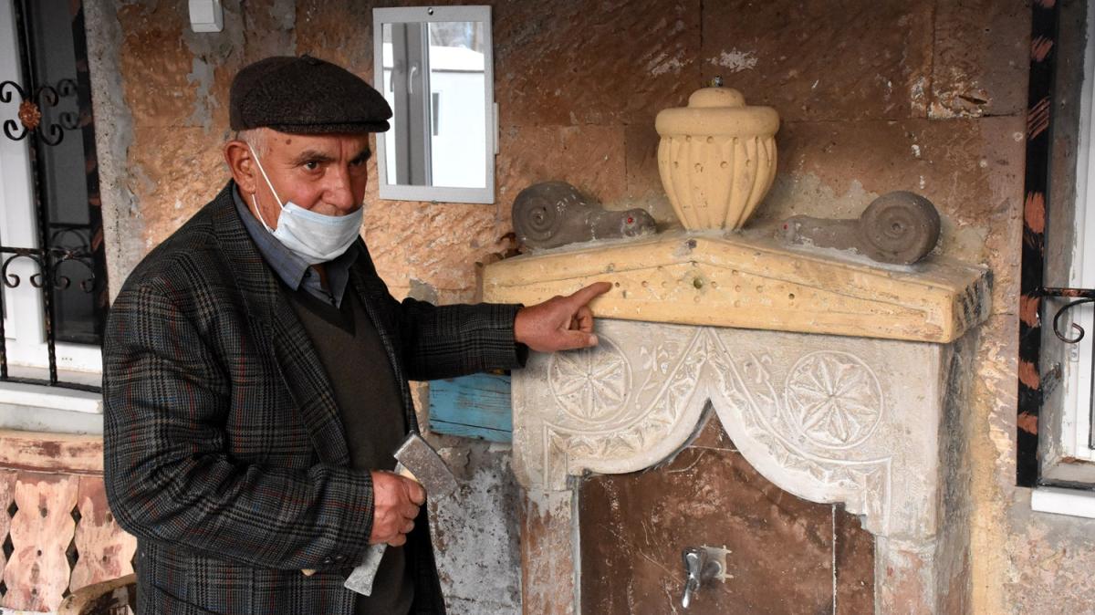 Mehmet amca yarm asrdr ekmeini keser ve mur tutan elleriyle kazanyor