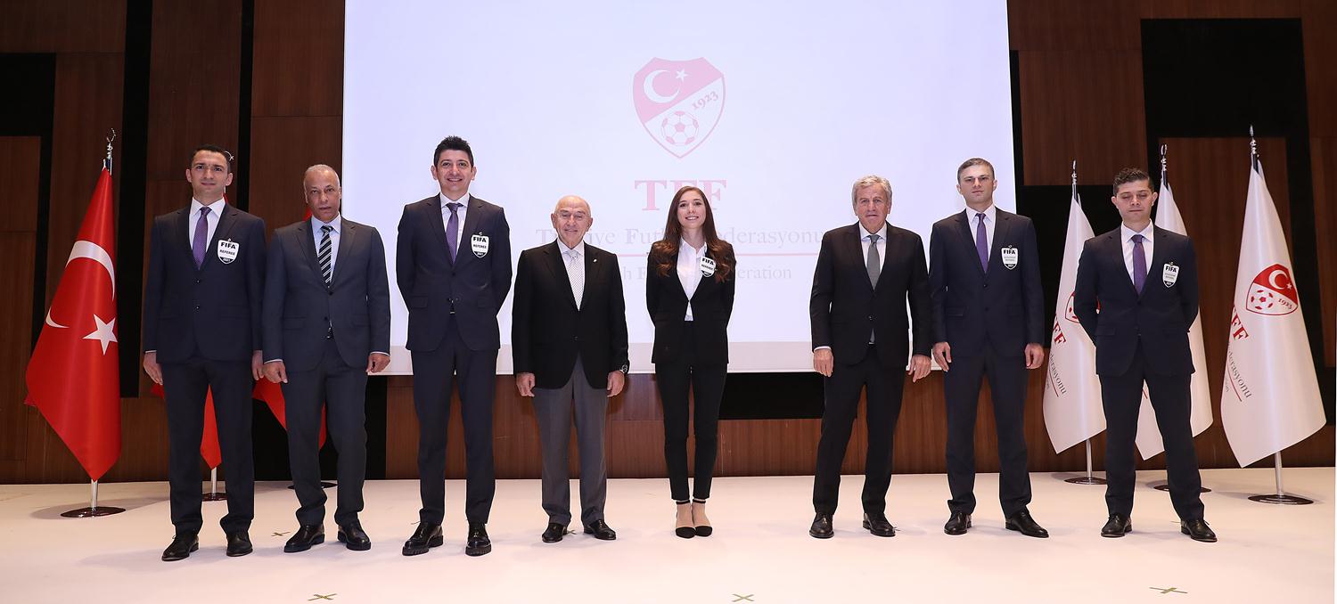 Hakemlere FIFA kokartlar� t�renle tak�ld�