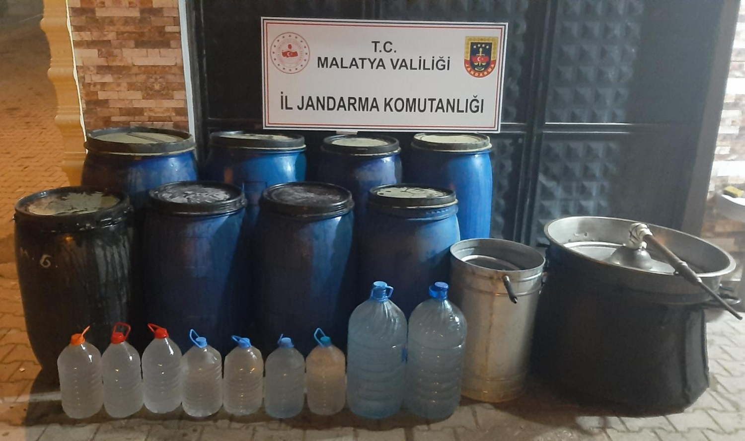 Jandarma ekiplerinden operasyon: 2 ton sahte i�ki ele ge�irildi