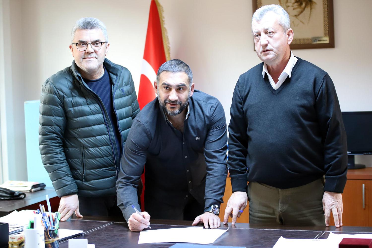 Menemenspor'da �mit Karan'dan 1,5+1 y�ll�k imza