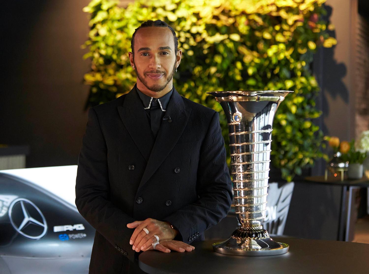 Lewis Hamilton valye oldu