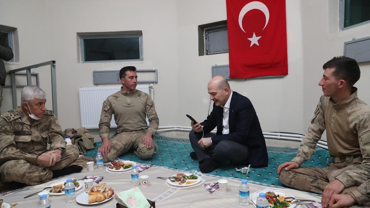 Bakan Soylu, 2021'e askerlerle girdi, Bakan Erdoan Mehmetiin yeni yln kutlad