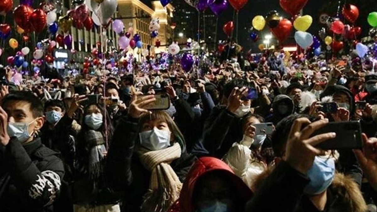Kovid-19'un kt Vuhan'da halk ylba kutlamalar iin sokaklara akn etti