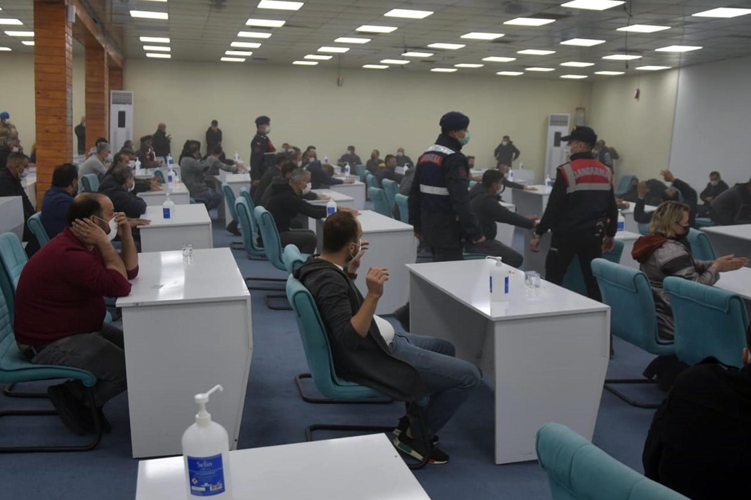 Mersin'de kumar mekan�na duvardan girildi